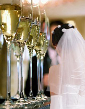 Braut mit Champagnergläsern