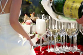 Braut im Garten mit Champagnergläser
